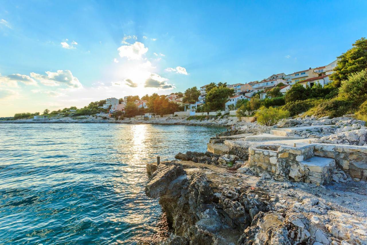 Holiday Home Lola, Sea On A Palm! Heated Pool Trogir Exteriör bild