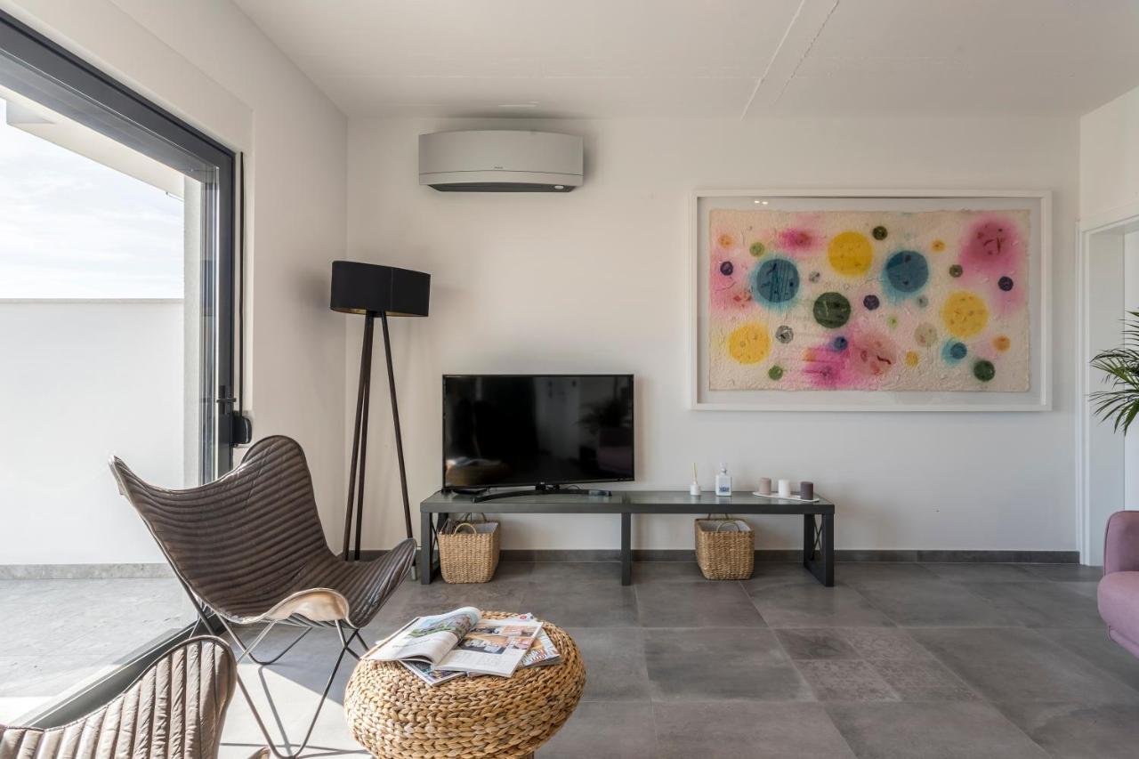 Holiday Home Lola, Sea On A Palm! Heated Pool Trogir Exteriör bild